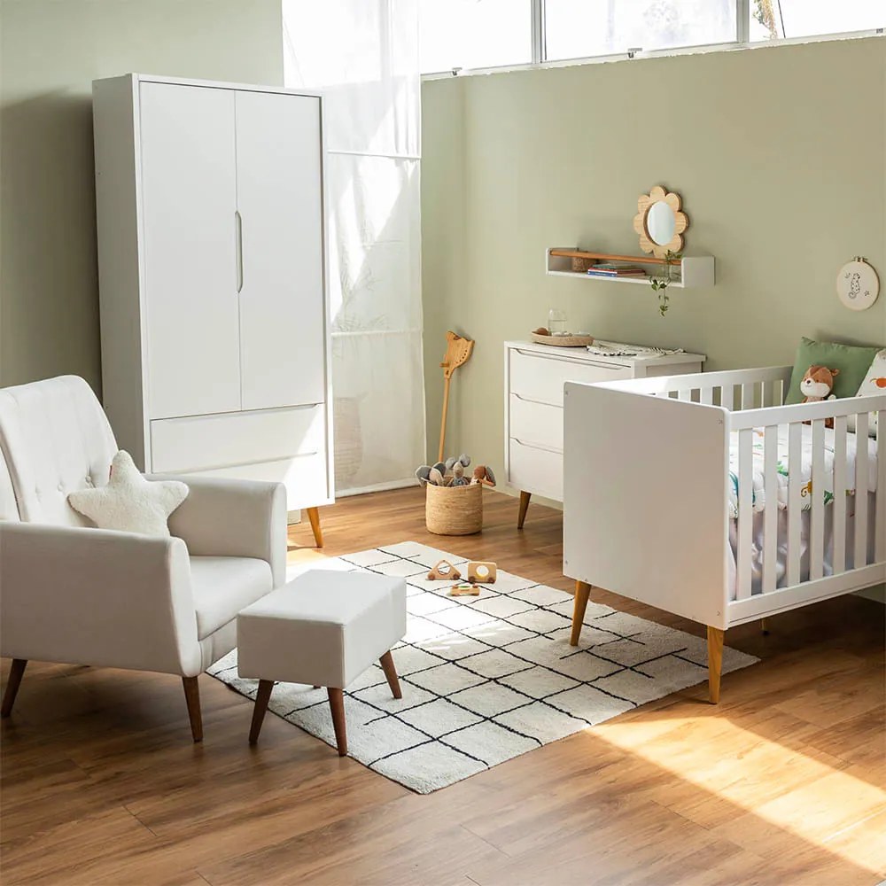 Kit Quarto Infantil Theo com Pés Retrô Mel - Berço + Cômoda 3 Gavetas + Guarda-Roupa 2 Portas + Poltrona e Puff Lola - Branco Fosco