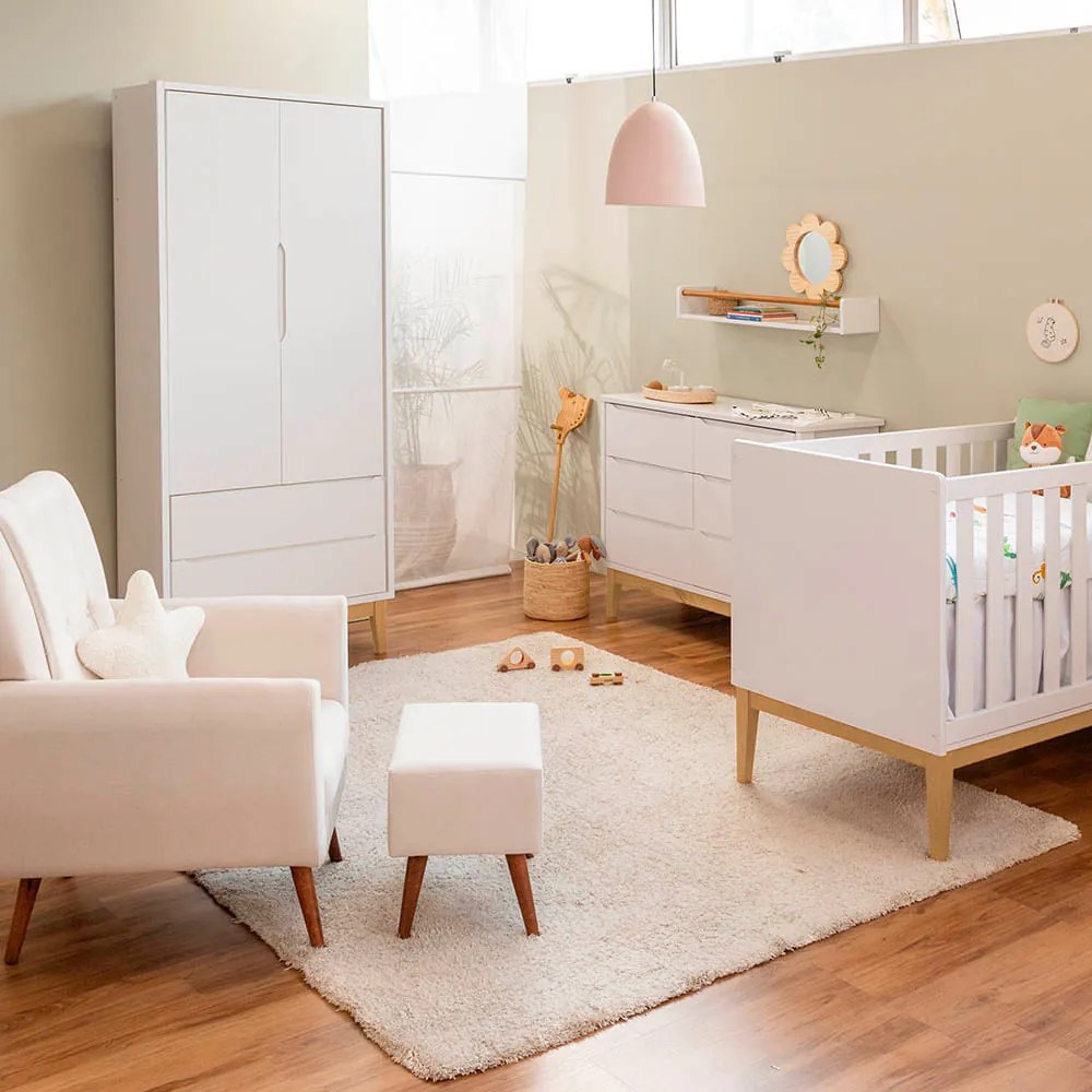 Kit Quarto Theo com Pés Square Natural - Berço Mini Cama + Cômoda 6 Gavetas + Guarda-Roupa 2 Portas +  Poltrona de Amamentação com Puff Lola - Branco