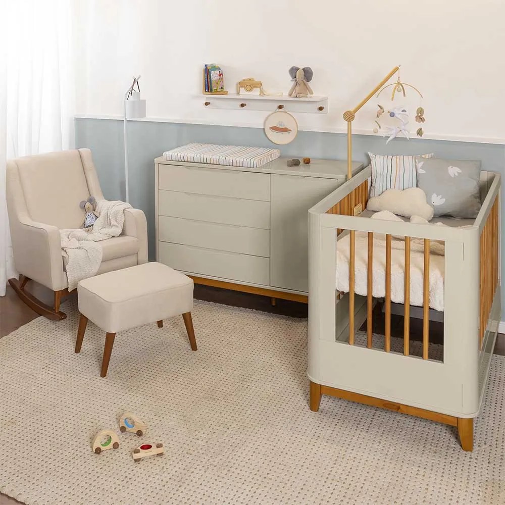 Kit Quarto Infantil Boom com Pés Square Mel - Berço Slim + Poltrona Ginga e Puff Ginga  + Cômoda 4 Gavetas e 1 Porta - Areia Fosco