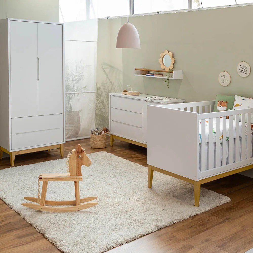 Kit Quarto Theo com Pés Square Natural - Berço + Cômoda 3 Gavetas e 1 Porta + Guarda-Roupa 2 Portas - Branco