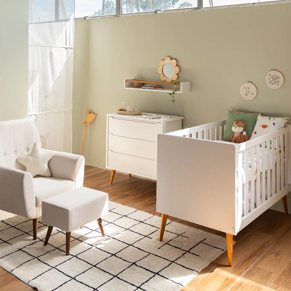 Kit Quarto Theo com Pés Retrô Mel - Berço + Cômoda 3 Gavetas + Poltrona de Amamentação Lola com Puff - Branco