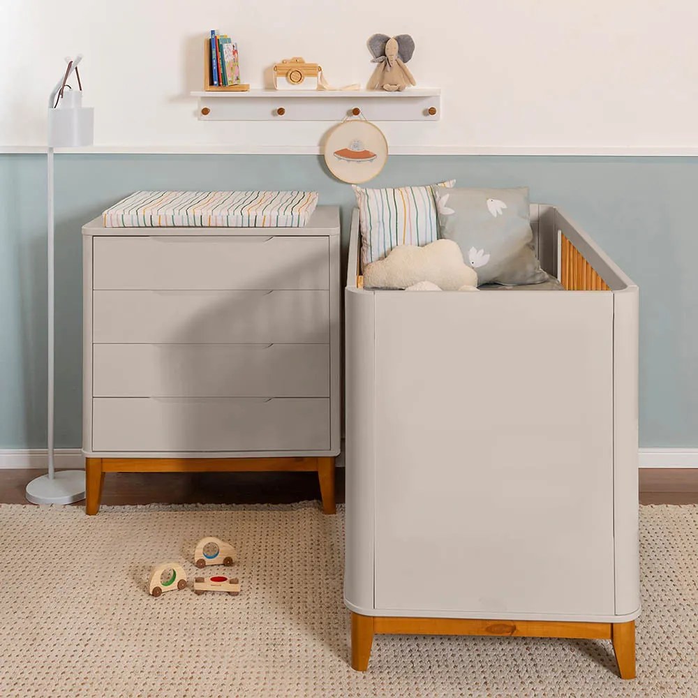 Kit Quarto Infantil Boom com Pés Square Mel - Berço + Cômoda 4 Gavetas - Areia Fosco