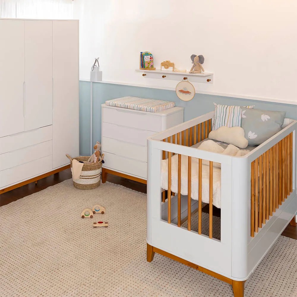 Kit Quarto Infantil Boom com Pés Square Mel - Berço Slim Evolutivo + Cômoda 4 Gavetas + Guarda-Roupa Boom 3 Portas - Branco