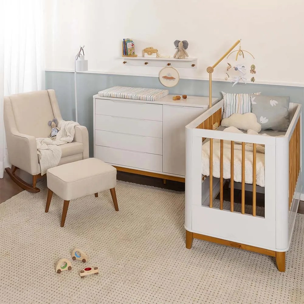 Kit Quarto Infantil com Pés Square Mel - Berço Boom + Poltrona Ginga + Puff Ginga + Cômoda Boom 4 Gavetas e 1 Porta - Branco Fosco