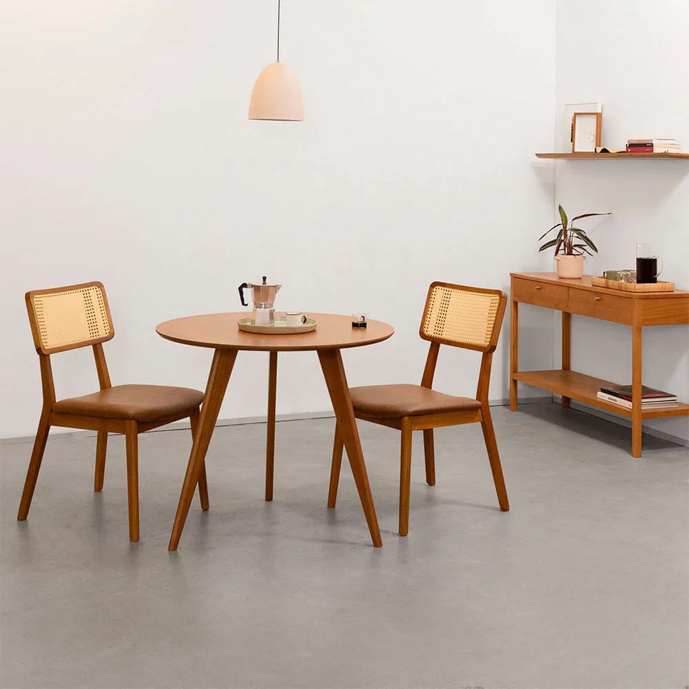 Conjunto Mesa de Jantar Square Laminada Tripé Redonda Natural -  88cm + 2 Cadeiras Lalá Encosto Palha Creme Assento - Cognac - Conjunto Mesa Jantar Square Laminada Tripé Redonda 88cm Natural + 2 Cadeiras Lalá Encosto Palha Creme Assento Pu Whisky