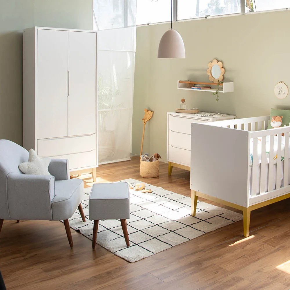 Kit Quarto Theo com Pés Square Natural - Berço + Cômoda 3 Gavetas + Guarda-Roupa 2 Portas + Poltrona de Amamentação Capri com Puff - Branco