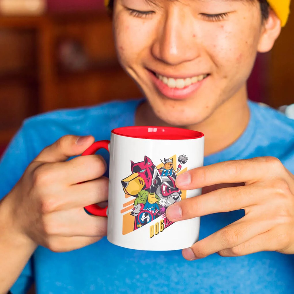 Caneca Dogvenger Vingadogs Vingadores Nerd Branca com Alça Vermelha