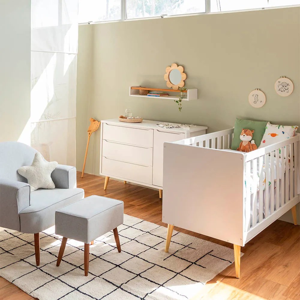 Kit Quarto Theo com Pés Retrô Natural - Berço + Cômoda 3 Gavetas e 1 Porta + Poltrona de Amamentação Capri com Puff