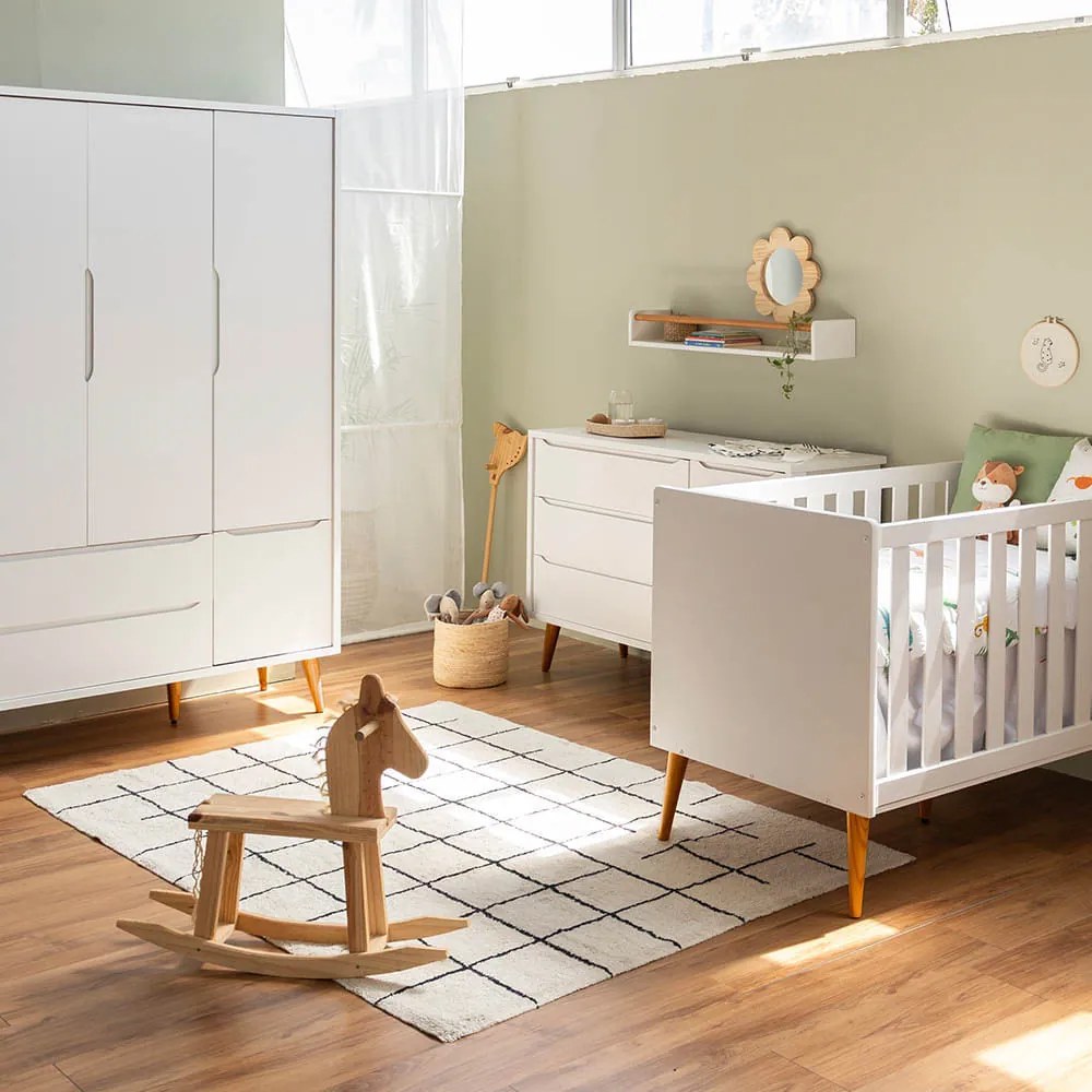 Kit Quarto Theo com Pés Retrô Mel - Berço + Cômoda 3 Gavetas e 1 Porta + Guarda-Roupa 3 Portas - Branco