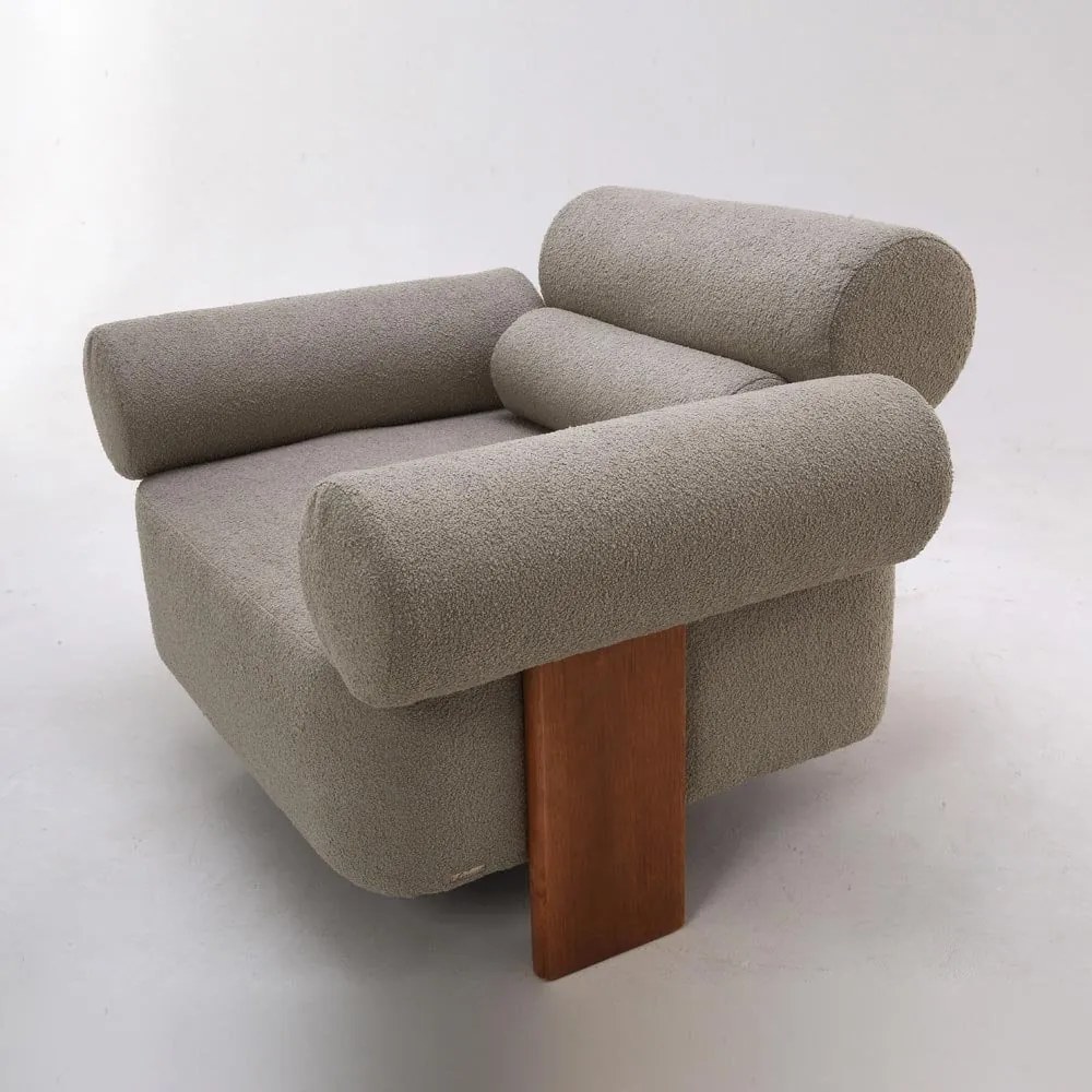 Poltrona Annalya Estofada Design Cilíndrico com Almofada Rolo Estrutura Madeira Eucalipto