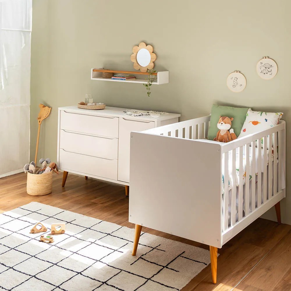 Kit Quarto Infantil Theo com Pés Retrô Mel - Berço + Cômoda 3 Gavetas e 1 Porta - Branco Fosco