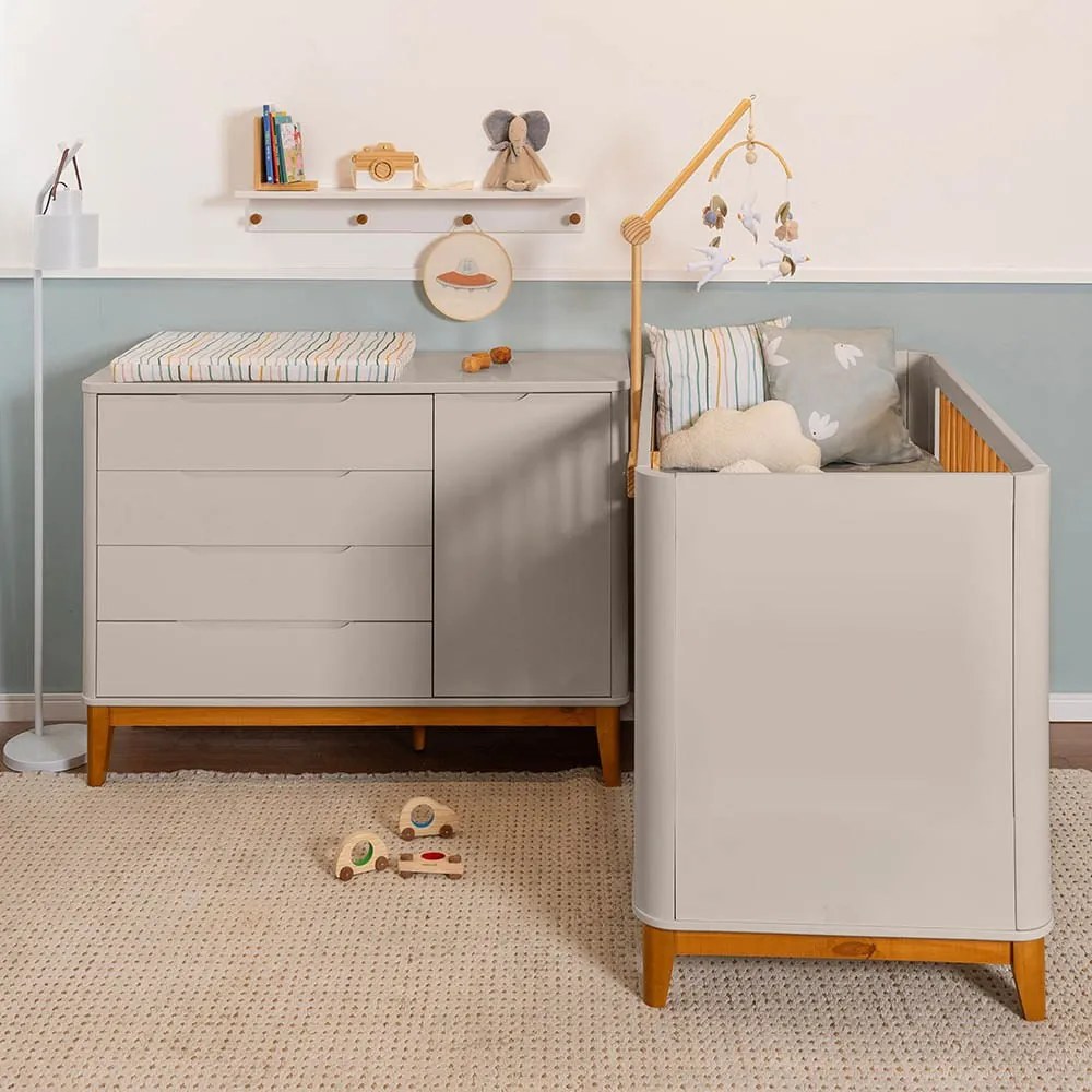 Kit Quarto Infantil Boom com Pés Square Mel - Berço + Cômoda 4 Gavetas e 1 Porta - Areia Fosco