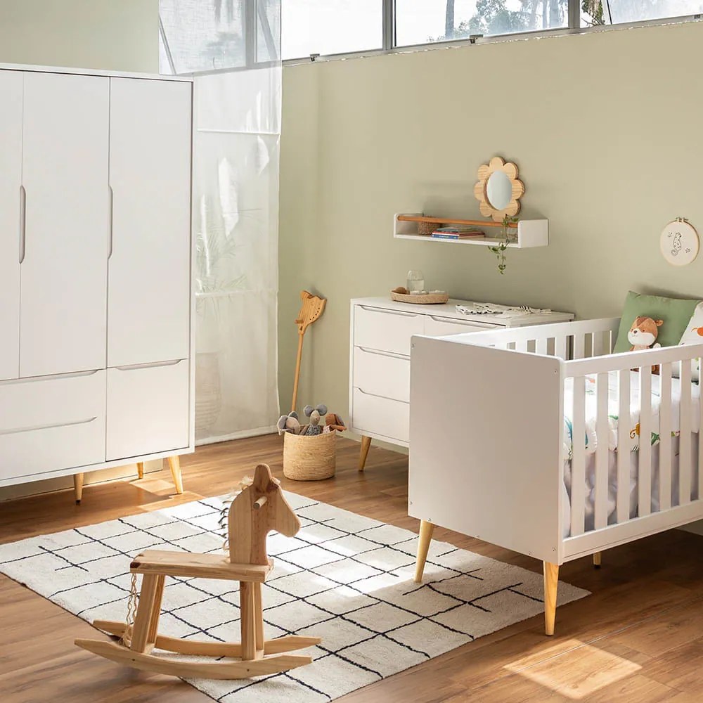 Kit Quarto Infantil Theo com Pés Retrô Natural - Berço + Cômoda 6 Gavetas + Guarda-Roupa 3 Portas - Branco Fosco