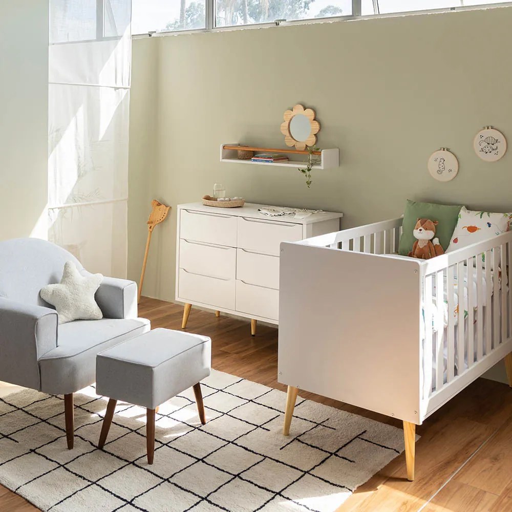 Kit Quarto Theo com Pés Retrô Natural - Berço + Cômoda 6 Gavetas + Poltrona de Amamentação Capri com Puff - Branco