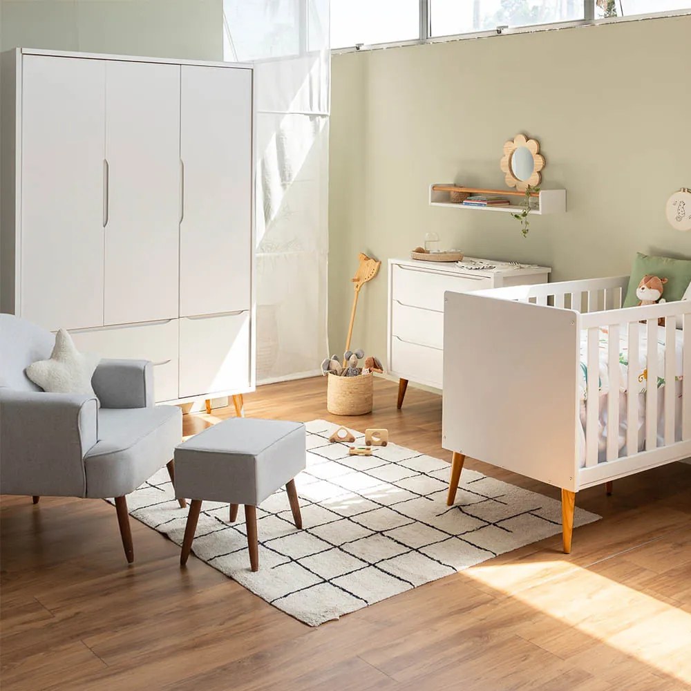 Kit Quarto Infantil Theo com Pés Retrô Mel - Berço + Cômoda 3 Gavetas + Guarda-Roupa 3 Portas + Poltrona e Puff Capri - Branco Fosco