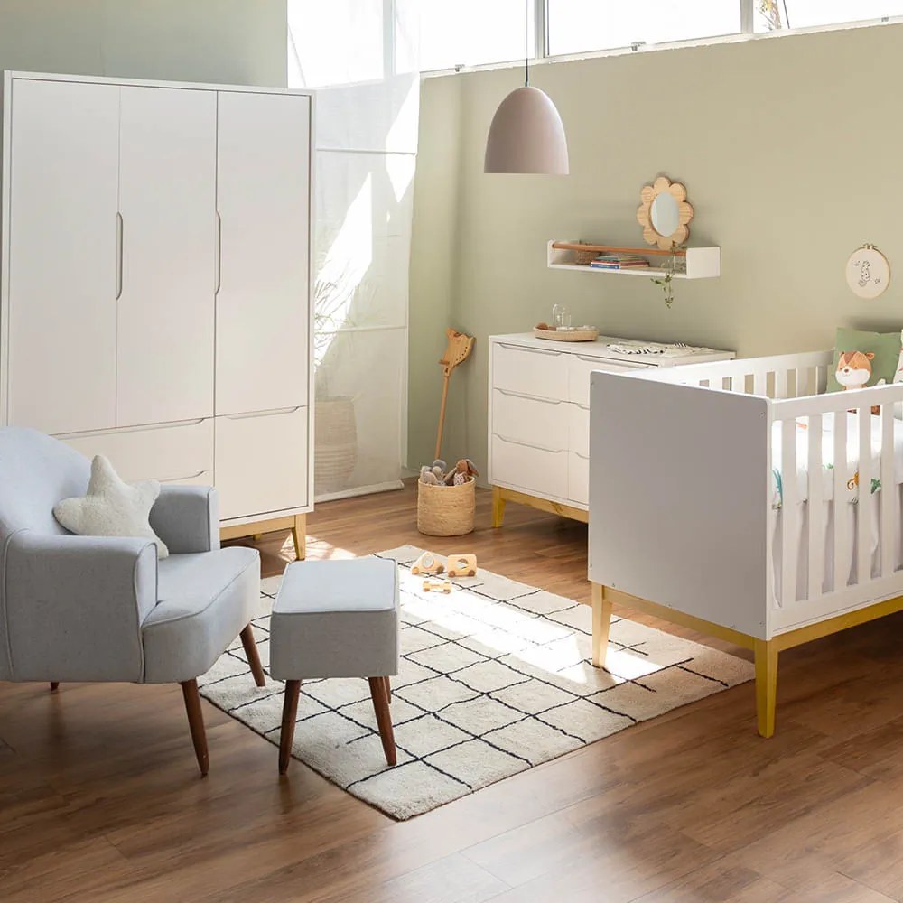Kit Quarto Theo com Pés Square Natural - Berço + Cômoda 6 Gavetas + Guarda-Roupa 3 Portas + Poltrona de Amamentação Capri com Puff - Branco
