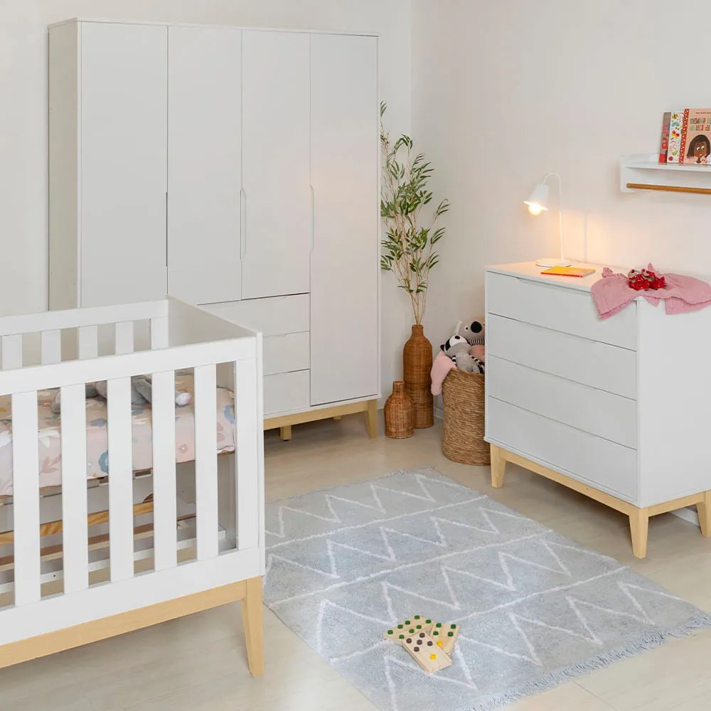 Kit Quarto Infantil Elfe Branco  - Cômoda 4 Gavetas + Guarda-Roupa + Berço Noah com Pés Square Madeira Natural - Kit Quarto Infantil Elfe Branco Fosco - Cômoda 4 Gavetas + Guarda-Roupa + Berço Noah com Pés Square Madeira Natural