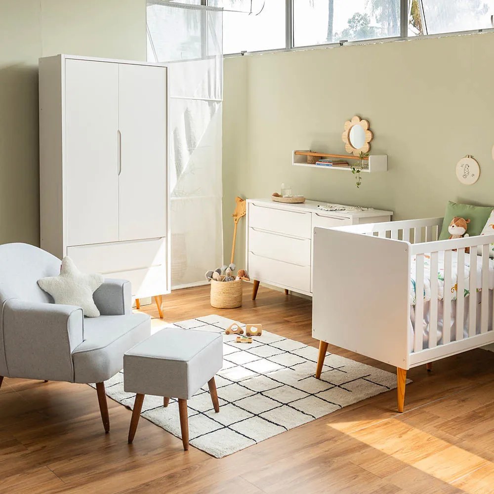 Kit Quarto Theo com Pés Retrô Mel - Berço + Cômoda 3 Gavetas e 1 Porta + Guarda-Roupa 2 Portas + Poltrona de Amamentação Capri com Puff - Branco