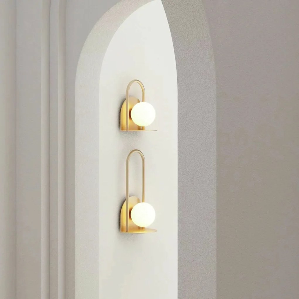 Arandela Graça 19X26X19Cm 01Xg9 Globo 10Cm - Usina 90040/1 (BT / DR-P - Branco Texturizado / Dourado Brilho Polido, Branco (Fosco))