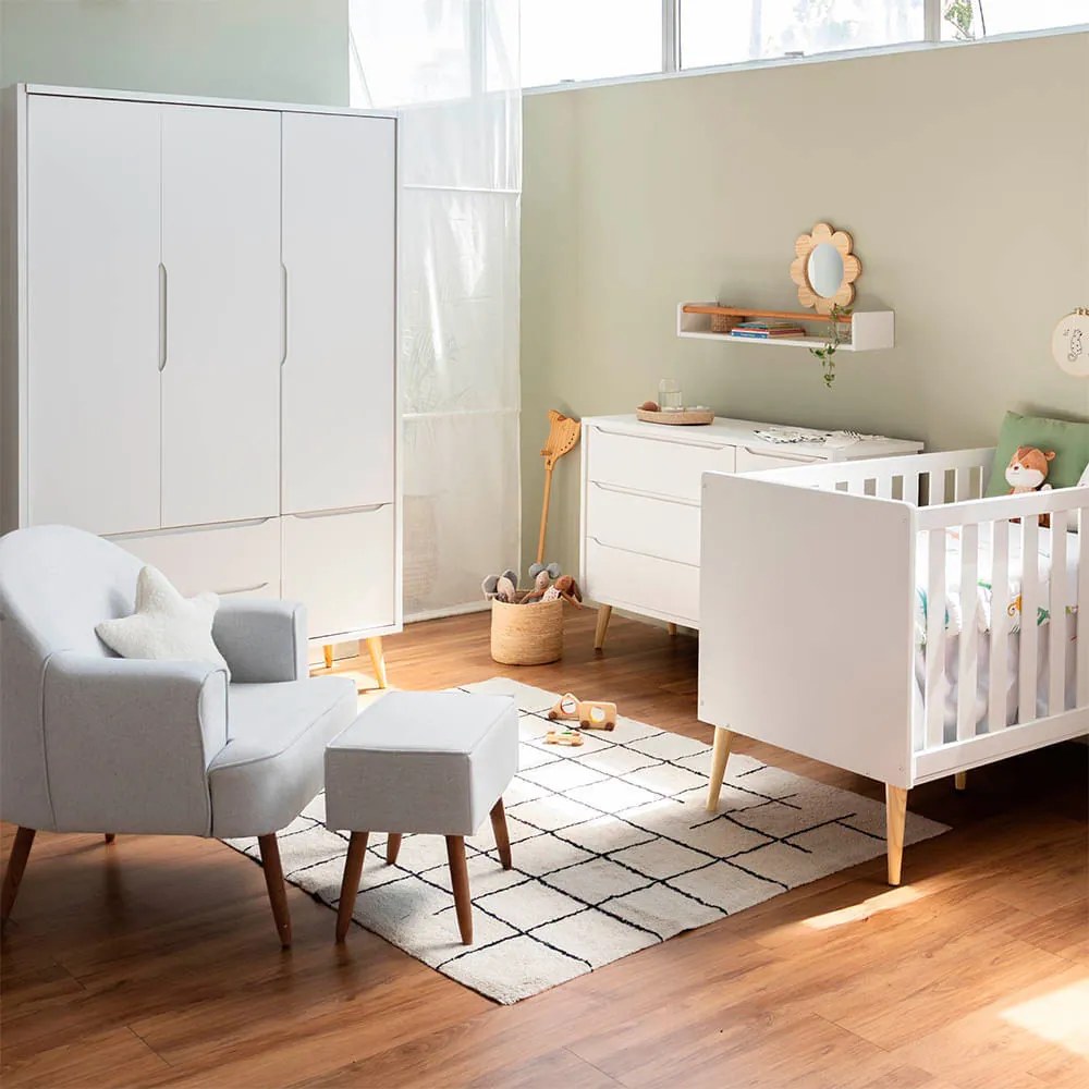 Kit Quarto Theo com Pés Retrô Natural - Berço + Cômoda 3 Gavetas e 1 Porta + Guarda-Roupa 3 Portas + Poltrona de Amamentação Capri com Puff - Branco