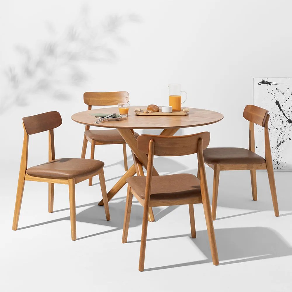 Conjunto Mesa de Jantar Thai Redonda Carvalho Americano 1,20m + 4 Cadeiras Nord Encosto Madeira Assento PU - Cognac