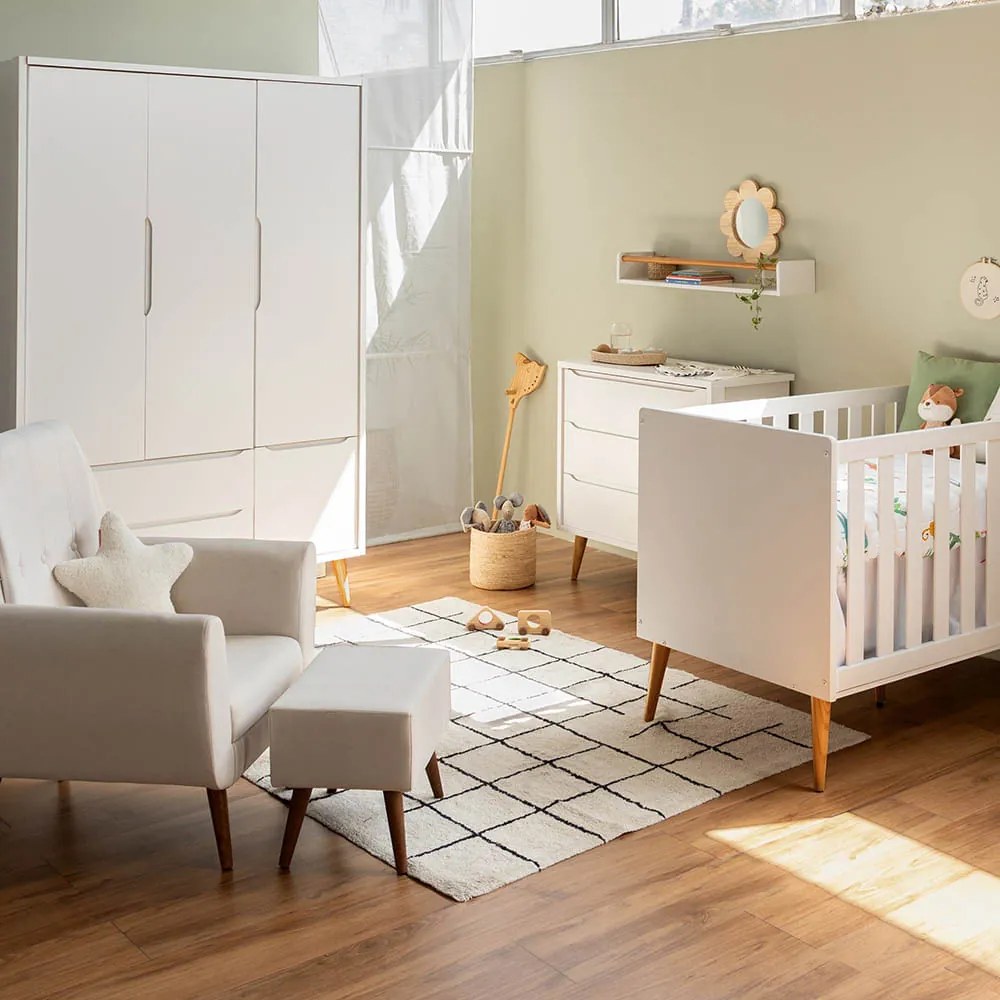 Kit Quarto Infantil Theo com Pés Retrô Mel - Berço + Cômoda 3 Gavetas + Guarda-Roupa 3 Portas + Poltrona e Puff Lola - Branco Fosco