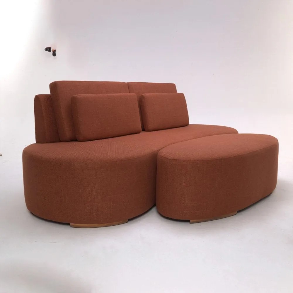 Sofá Curvo com Puff Hathor Design Orgânico Almofadas Soltas Estrutura Madeira Eucalipto Design Exclusivo Acabamento Premium