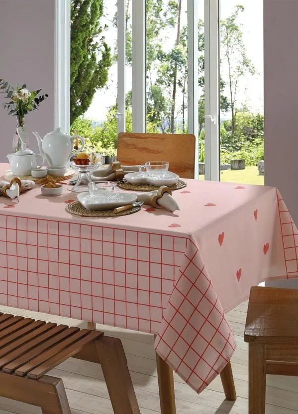 Toalha de Mesa Quadrada Coração Rosa 140x140 Cm