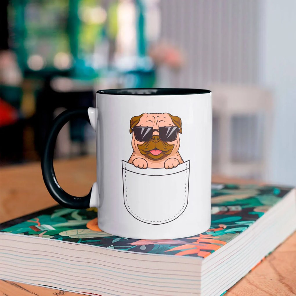 Caneca Cachorro Pug no Bolso Branca com Alça Preta