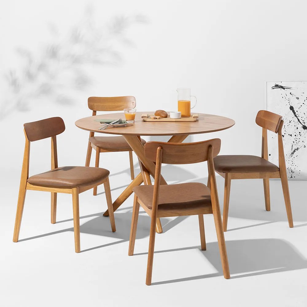 Conjunto Mesa de Jantar Thai Redonda Carvalho Americano 1,20m + 4 Cadeiras Nord Encosto Madeira Assento PU - Cognac