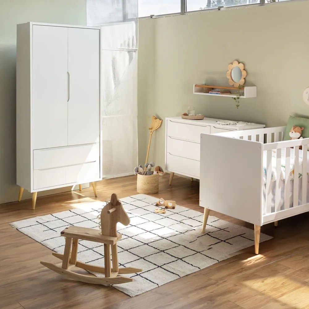 Kit Quarto Theo com Pés Retrô Natural - Berço+ Cômoda 3 Gavetas e 1 Porta + Guarda-Roupa 2 Portas - Branco