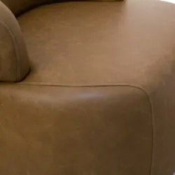 Poltrona Decorativa Giratória Orgânica Donk L08 Couro Camel - Mpozena