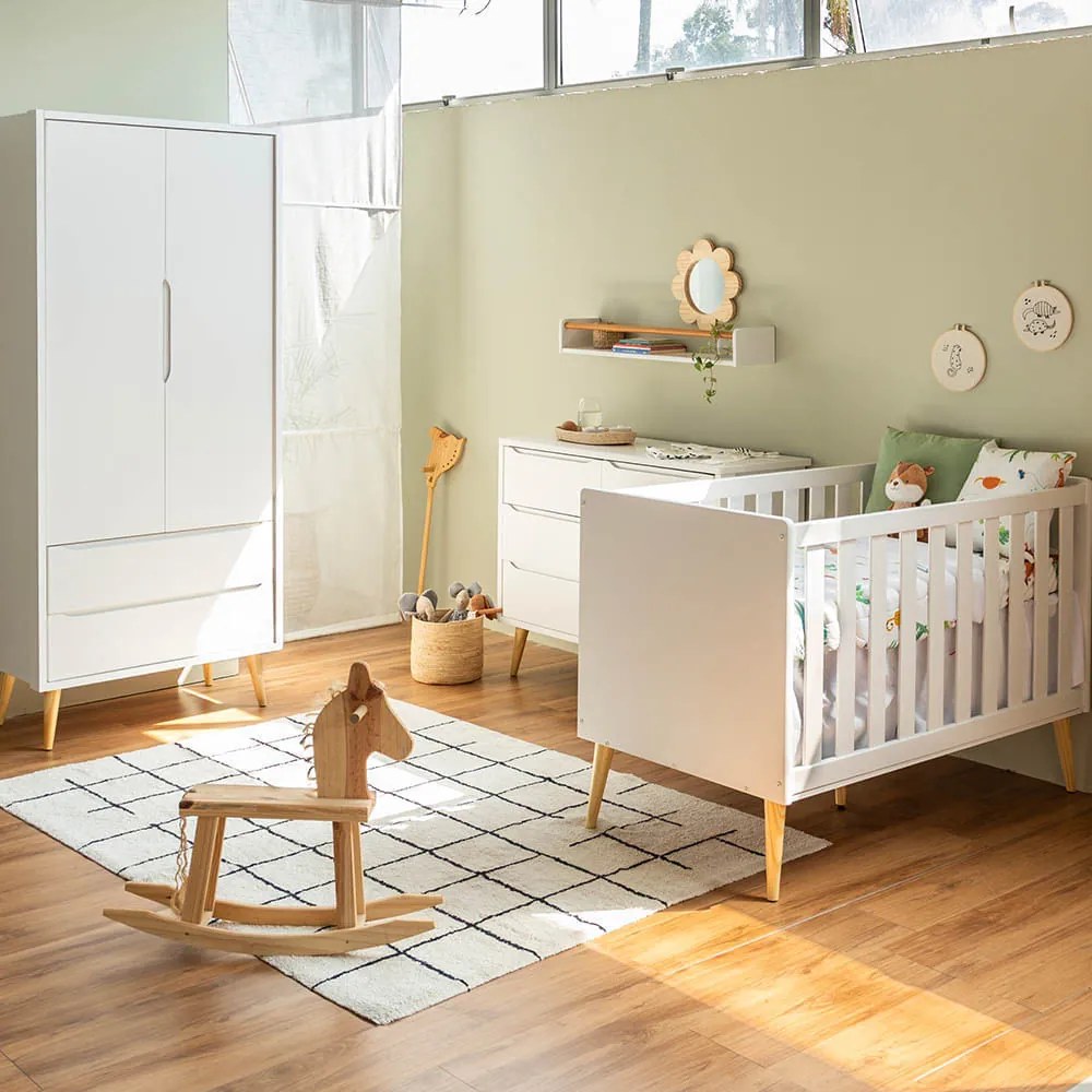 Kit Quarto Infantil Theo com Pés Retrô Natural - Berço + Cômoda 6 Gavetas + Guarda-Roupa 2 Portas - Branco