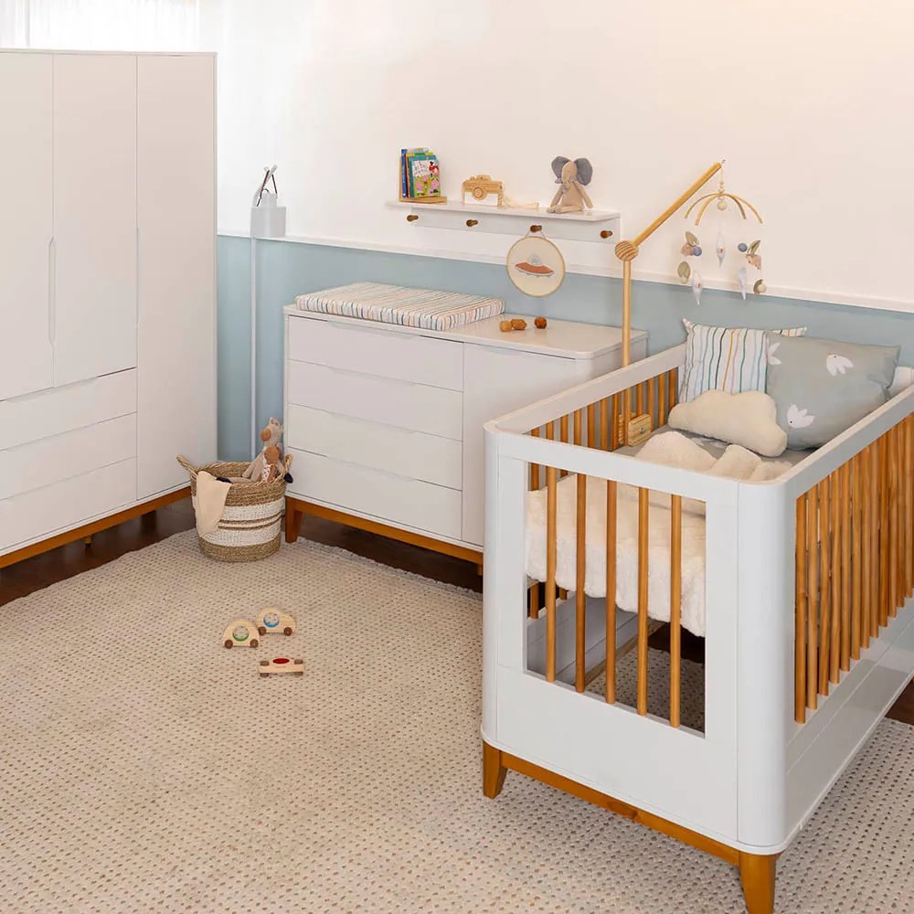 Kit Quarto Infantil Boom com Pés Square Mel - Berço Slim Evolutivo + Cômoda 4 Gavetas e 1 Porta + Guarda-Roupa 3 Portas - Branco