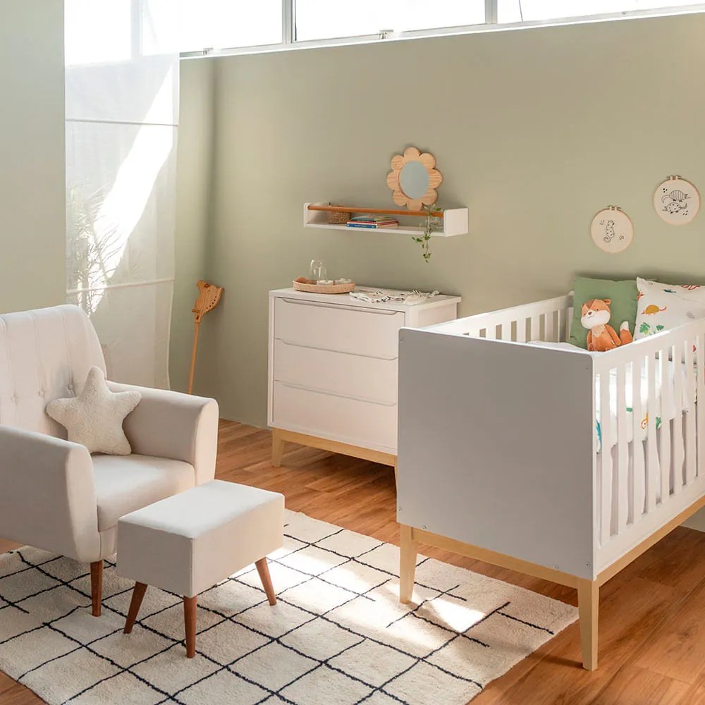 Kit Quarto Theo com Pés Square Natural - Berço Mini Cama + Cômoda 3 Gavetas + Poltrona de Amamentação Lola com Puff - Branco