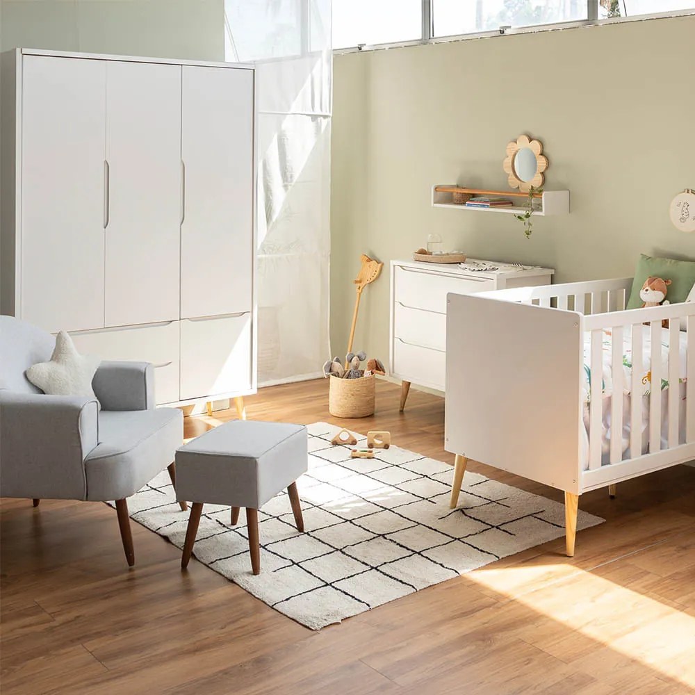Kit Quarto Theo com Pés Retrô Natural - Berço + Cômoda 3 Gavetas + Guarda-Roupa 3 Portas + Poltrona de Amamentação Capri com Puff - Branco