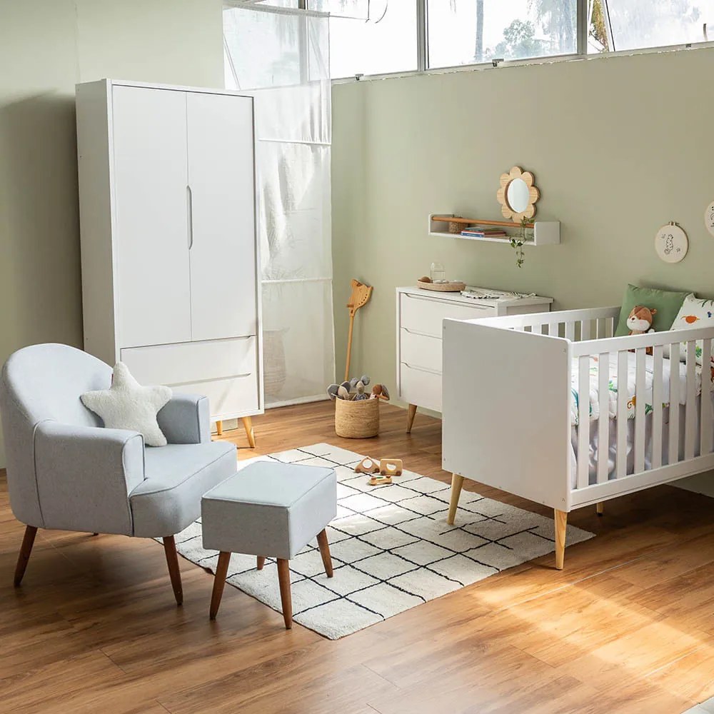 Kit Quarto Theo com Pés Retrô Natural - Berço + Cômoda 3 Gavetas + Guarda-Roupa 2 Portas + Poltrona de Amamentação Capri com Puff - Branco