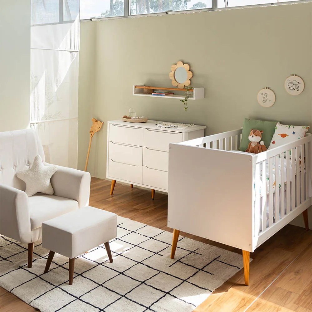 Kit Quarto Theo com Pés Retrô Mel - Berço + Cômoda 6 Gavetas + Poltrona de Amamentação Lola com Puff - Branco