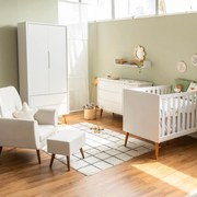Kit Quarto Theo com Pés Retrô Mel - Berço + Cômoda 3 Gavetas e 1 Porta + Guarda-Roupa 2 Portas + Poltrona de Amamentação Lola com Puff - Branco
