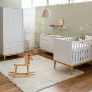 Kit Quarto Theo com Pés Square Natural - Berço + Cômoda 3 Gavetas e 1 Porta + Guarda-Roupa 2 Portas - Branco