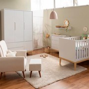 Kit Quarto Infantil Theo com Pés Square Natural - Berço + Cômoda 3 Gavetas + Guarda-Roupa 3 Portas + Poltrona com Puff Lola - Branco Fosco