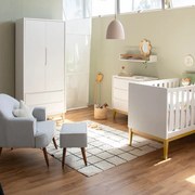 Kit Quarto Theo com Pés Square Natural - Berço + Cômoda 3 Gavetas + Guarda-Roupa 2 Portas + Poltrona de Amamentação Capri com Puff - Branco