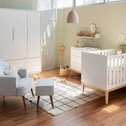 Kit Quarto Theo com Pés Square Natural - Berço Mini Cama + Cômoda 3 Gavetas + Guarda-Roupa 3 Portas +  Poltrona de Amamentação com Puff Capri - Branco