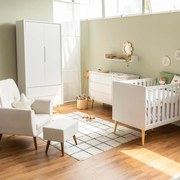 Kit Quarto Theo com Pés Retrô Natural - Berço + Cômoda 3 Gavetas e 1 Porta + Guarda-Roupa 2 Portas + Poltrona de Amamentação Lola com Puff - Branco