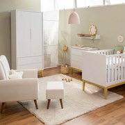 Kit Quarto Theo com Pés Square Natural - Berço+ Cômoda 3 Gavetas + Guarda-Roupa 2 Portas + Poltrona de Amamentação Lola com Puff - Branco e Cru