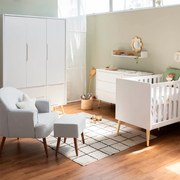 Kit Quarto Theo com Pés Retrô Natural - Berço + Cômoda 3 Gavetas e 1 Porta + Guarda-Roupa 3 Portas + Poltrona de Amamentação Capri com Puff - Branco