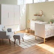 Kit Quarto Theo com Pés Retrô Natural - Berço + Cômoda 3 Gavetas + Guarda-Roupa 3 Portas + Poltrona de Amamentação Capri com Puff - Branco