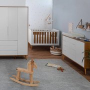 Kit Quarto Infantil com Pés Retrô Mel - Cômoda Elfe 4 Gavetas e 1 Porta + Guarda-Roupa Elfe + Berço Mini Cama Noah - Branco Fosco e Savana