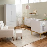 Kit Quarto Theo com Pés Square Natural - Berço + Cômoda 3 Gavetas e 1 Porta + Guarda-Roupa 2 Portas + Poltrona de Amamentação Lola com Puff - Branco