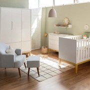 Kit Quarto Theo com Pés Square Natural - Berço + Cômoda 6 Gavetas + Guarda-Roupa 3 Portas + Poltrona de Amamentação Capri com Puff - Branco